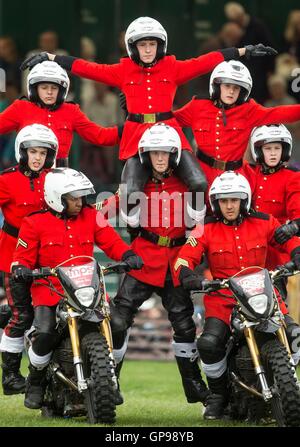 Mitglieder des Imps Motorrad Display Teams Höchstleistungen Chatsworth Country Fair im Chatsworth House in Derbyshire. Stockfoto