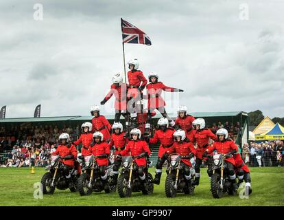 Mitglieder des Imps Motorrad Display Teams Höchstleistungen Chatsworth Country Fair im Chatsworth House in Derbyshire. Stockfoto