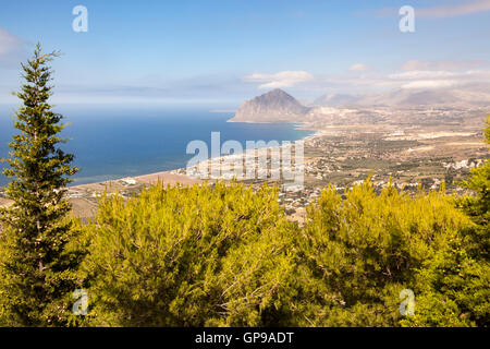 Blick auf Mount Cofano und Golf von Bonagia, von Erice, Sizilien, Italien Stockfoto