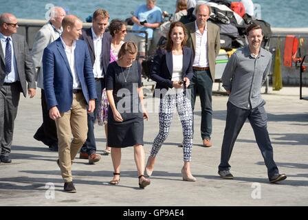 Herzog (vorne links) und der Herzogin von Cambridge (vordere zweite rechts) kommen auf der Insel von St. Martin bei ihrem Besuch in den Isles of Scilly. Stockfoto