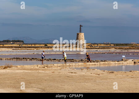 Männer arbeiten in Stagnone Salinen Stagnone, in der Nähe von Marsala und Trapani, Sizilien, Italien Stockfoto