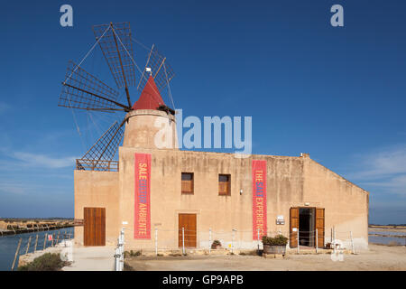 Salzmuseum Windmühle am Stagnone Salinen Stagnone, in der Nähe von Marsala und Trapani, Sizilien, Italien Stockfoto