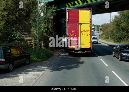 rot, gelb, LKW, rote gelbe LKW LKW, fahren unter niedrigen Brücke, Pontefract, Yorkshire, England, Vereinigtes Königreich Stockfoto