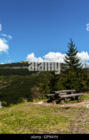 Bank in einem Aussichtspunkt in den Bergen, Umgebung des Spindleruv Mlyn, das Krkonoše-Gebirge, Tschechische Republik Stockfoto