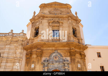 Porta Garibaldi und Santuario Santisima Schmerzensmutter Kirche Maria, Piazza Dell Addolorata, Marsala, Sizilien, Italien Stockfoto