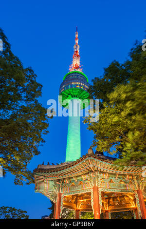 Namsan Berg, Seoul tower in der Nacht in Seoul, Südkorea. Stockfoto