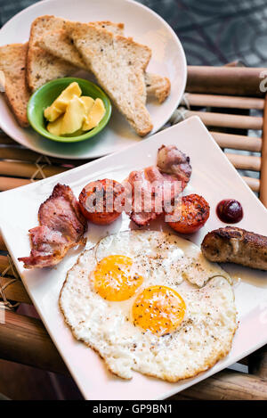 traditionelle Klassiker gebraten englischen britisches Frühstück mit Eiern Speck Tomaten Wurst und toast Stockfoto