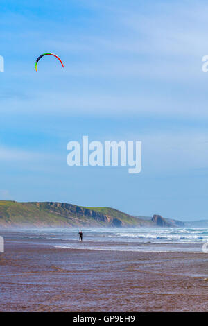Kitesurfen am Strand von Newgale, Pembrokeshire Stockfoto
