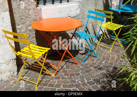 Bunte Tisch und Stühle in einem französischen Straßencafé. Stockfoto