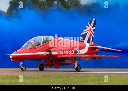 Royal Air Force (RAF) Red Arrows aerobatic anzeigen Team British Aerospace Hawk Jet Trainingsflugzeug zu fliegen. Stockfoto