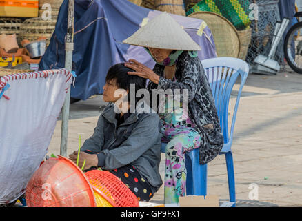 Lady, die Pflege einer anderen Damen Haare in Ho-Chi-Minh-Stadt-Vietnam Stockfoto