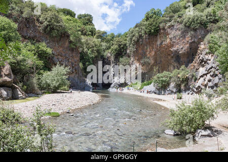 Alcantara-Schlucht mit Fluss und Schlucht auf der Insel Sizilien, Italien Stockfoto