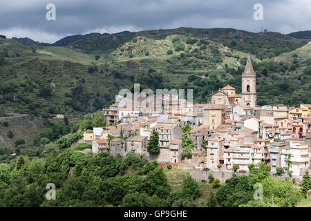 Blick auf Novara di Sicilia, im Landesinneren Berg Dorf von Sizilien Stockfoto