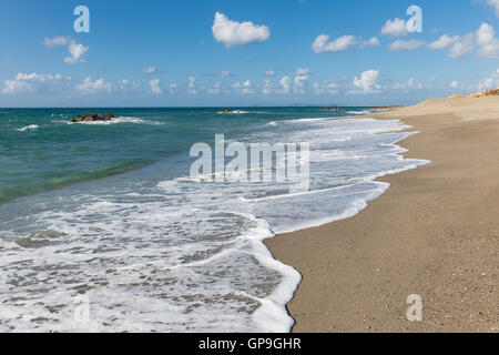 Strand der Nordküste Siziliens in der Nähe von Milazzo, Italien Stockfoto