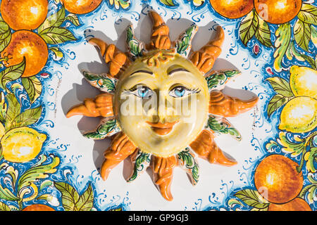 Sonnengesicht aus Keramik in Taormina auf Sizilien, Italien Stockfoto