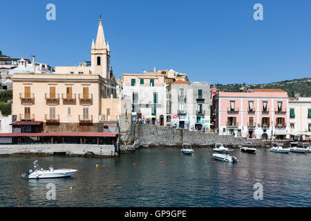 LIPARI, Italien - 24.Mai: Hafen von Lipari auf die Äolischen Inseln am 24. Mai 2016 auf Sizilien, Italien Stockfoto