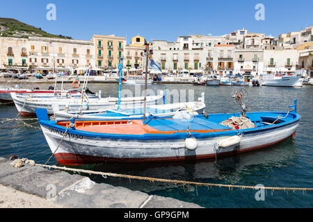 LIPARI, Italien - 24.Mai: Hafen von Lipari auf die Äolischen Inseln am 24. Mai 2016 auf Sizilien, Italien Stockfoto