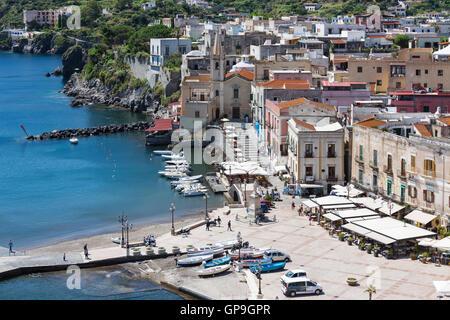 LIPARI, Italien - 24.Mai: Luftaufnahme von Lipari Hafen am 24. Mai 2016 im Äolischen Inseln in der Nähe von Sizilien, Italien Stockfoto