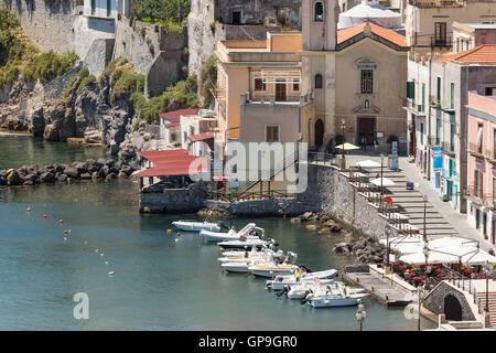 LIPARI, Italien - 24.Mai: Luftaufnahme von Lipari Hafen am 24. Mai 2016 im Äolischen Inseln in der Nähe von Sizilien, Italien Stockfoto