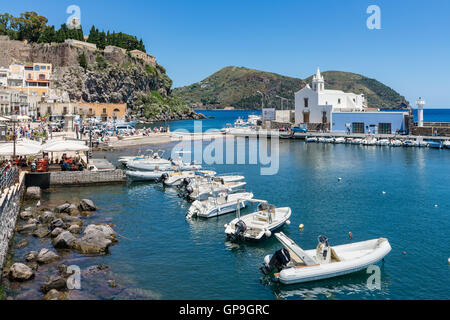 LIPARI, Italien - 24.Mai: Hafen von Lipari auf die Äolischen Inseln am 24. Mai 2016 auf Sizilien, Italien Stockfoto