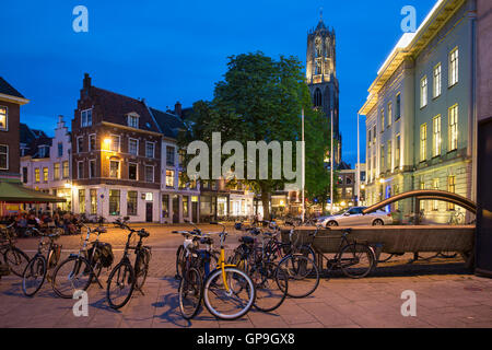 Geparkte Fahrräder am Abend in der Nähe von Dom-Turm am 30. Juni 2016 im Zentrum von Utrecht, Niederlande Stockfoto