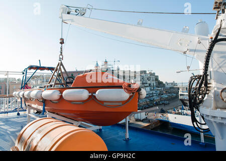 Rettungsboot liegt auf Passagierschiff Stockfoto