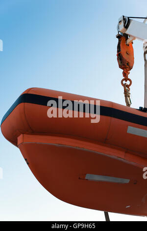 Rettungsboot liegt auf Passagierschiff Stockfoto