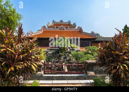 Königliche Bibliothek oder des Kaisers Lesesaal (Thai Binh Lau), mit Bonsai Garten vor, Forbidden Purple City, Hue, Vietnam Stockfoto