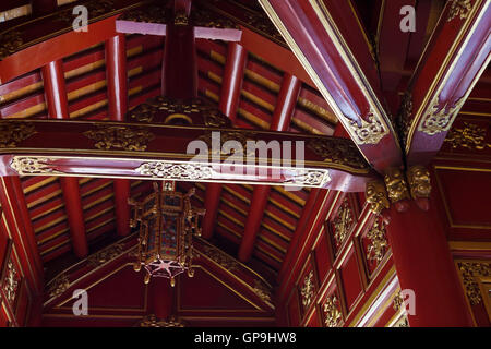 Dach-Detail einer restaurierten Galerie, Forbidden Purple City, Hue, Vietnam Stockfoto