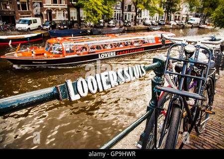 Alte Zeichen auf dem Geländer neben Prinsengracht Kanal Amsterdam Holland Niederlande Stockfoto