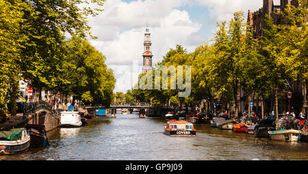 Einen Blick auf die Prinsengracht Kanal in Richtung der Westerkerk, Amsterdam Holland Niederlande Stockfoto