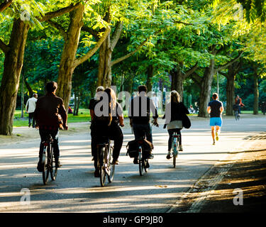 Radfahrer in der Abendsonne im Vondelpark, Amsterdam-Nederlands Stockfoto