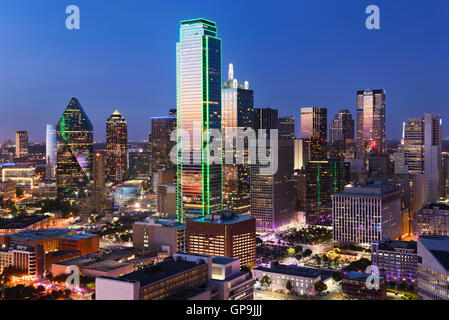 Dallas Skyline der Stadt in der Dämmerung, Sonnenuntergang. Dallas Texas Innenstadt, Business-Center. Gewerbegebiet in Großstadt. Blick auf die Stadt Dallas aus Stockfoto