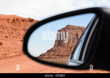 Die Handschuhe, Mesa, Blick vom Rückspiegel im Monument Valley Navajo Tribal Park, Arizona, USA Stockfoto