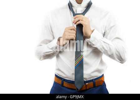 Mann mit weißem Hemd, Krawatte anziehen. Blaue Hose braun Ledergürtel mit Verlobungsring Finger. Smart casual Kleid co Stockfoto