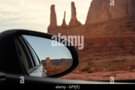 Die Handschuhe, Mesa, Blick vom Rückspiegel im Monument Valley Navajo Tribal Park, Arizona, USA Stockfoto