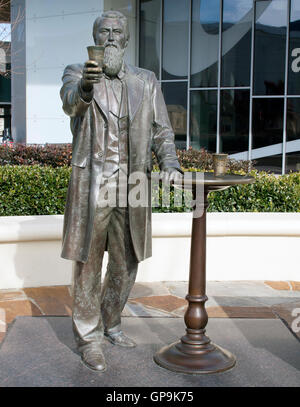 Tauchen Sie ein in die Geschichte von Coca-Cola, von seiner geheimen Formel bis hin zu Vintage-Anzeigen und Getränken aus aller Welt in diesem Museum in Atlanta. Stockfoto