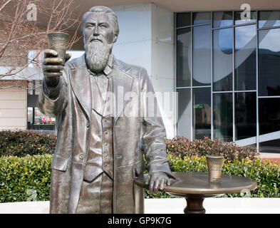 Tauchen Sie ein in die Geschichte von Coca-Cola, von seiner geheimen Formel bis hin zu Vintage-Anzeigen und Getränken aus aller Welt in diesem Museum in Atlanta. Stockfoto