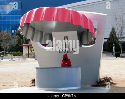 Tauchen Sie ein in die Geschichte von Coca-Cola, von seiner geheimen Formel bis hin zu Vintage-Anzeigen und Getränken aus aller Welt in diesem Museum in Atlanta. Stockfoto