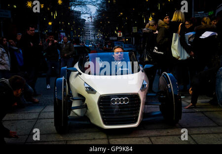 Ein Mann in einem Audi Konzeptfahrzeug steckt auf dem Straßenbelag vor dem Potsdamer Platztheater in Berlin fest. Stockfoto