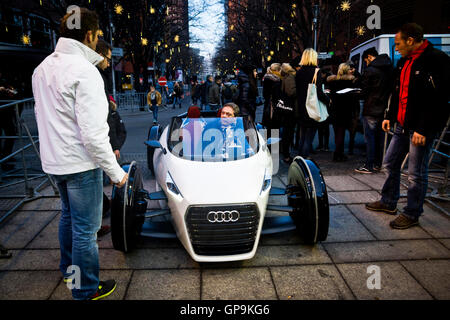 Ein Mann in einem Audi Konzeptfahrzeug steckt auf dem Straßenbelag vor dem Potsdamer Platztheater in Berlin fest. Stockfoto