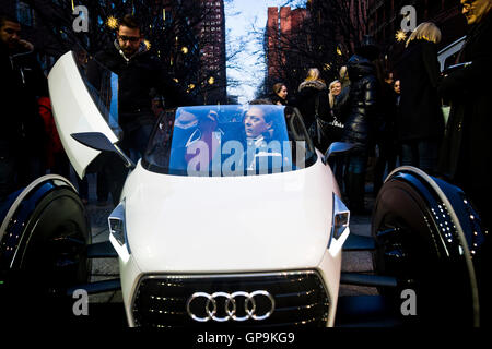 Ein Mann in einem Audi Konzeptfahrzeug steckt auf dem Straßenbelag vor dem Potsdamer Platztheater in Berlin fest. Stockfoto