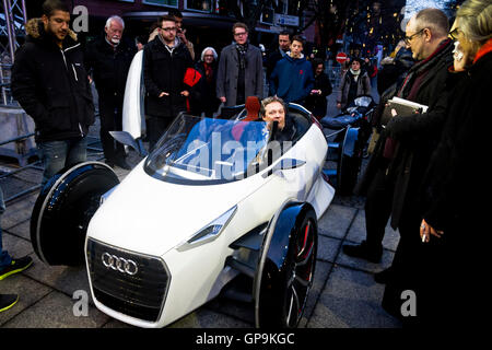 Ein Mann in einem Audi Konzeptfahrzeug steckt auf dem Straßenbelag vor dem Potsdamer Platztheater in Berlin fest. Stockfoto