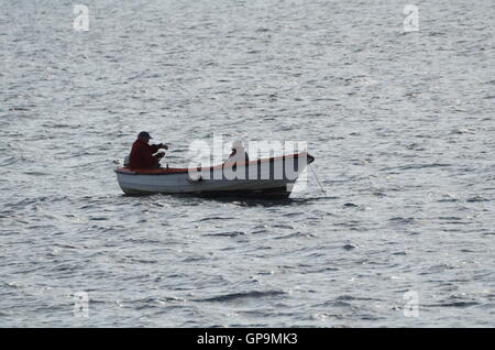 Altes paar Fischen im Ruderboot auf dem Meer Stockfoto