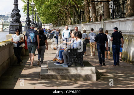 Menschen auf dem Albert Embankment Pfad, London England Vereinigtes Königreich Großbritannien Stockfoto