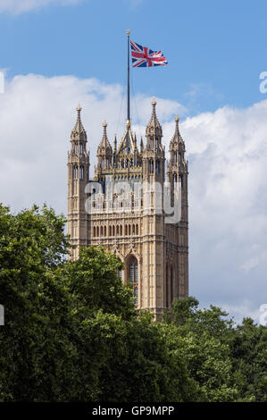 Eine Gewerkschaftsflagge auf dem Victoria Tower, Teil des Palastes von Westminster in London, England Großbritannien Stockfoto