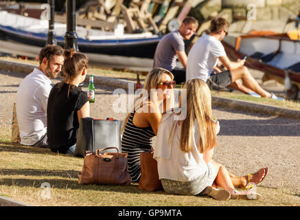Menschen, die genießen Sonnentag auf Richmond Riverside, London England Vereinigtes Königreich UK Stockfoto
