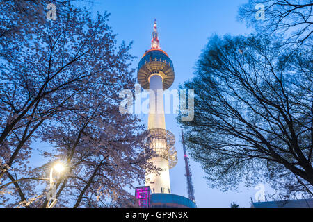 Seoul-Turm in der Nacht in Seoul, Südkorea Stockfoto