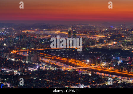 Eine Luftaufnahme des Geschäftsviertels von Seoul in der Nacht. Seoul