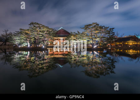 Reflexion des Gyeongbokgung Palace in der Nacht in Seoul, Südkorea. Stockfoto